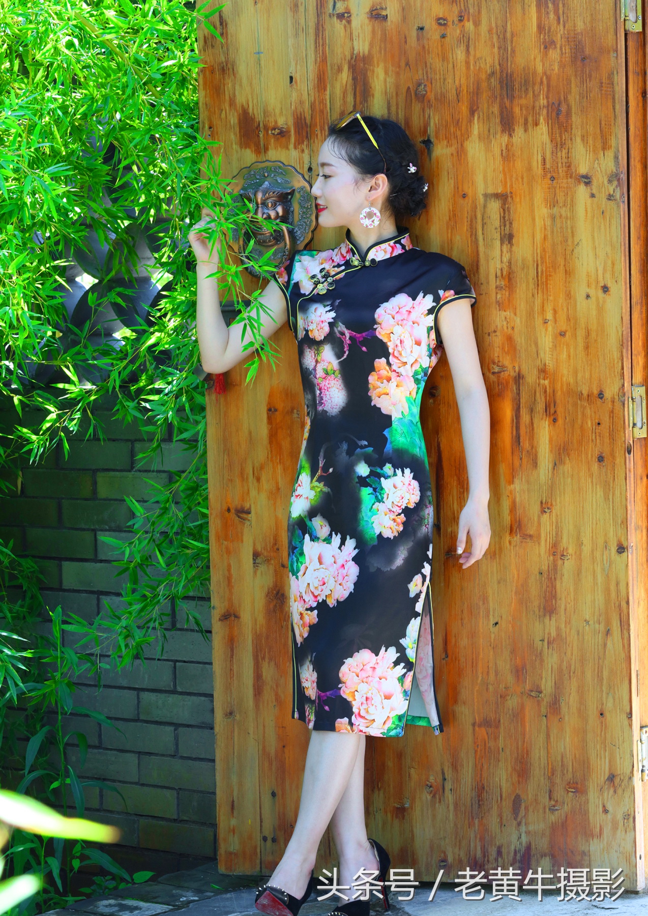 京山老年旗袍秀视频,月季园旗袍走秀