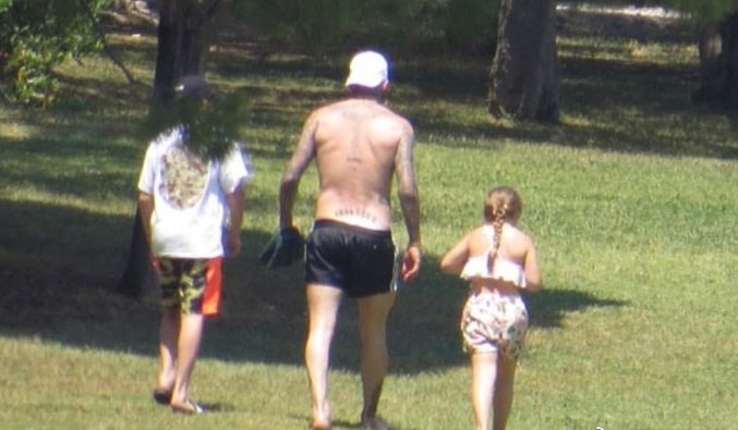 贝克汉姆全家度假，穿着比基尼的小七胖得实在太可爱了，贝嫂好瘦