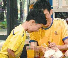 亲子足球传接球,亲子足球乐融融