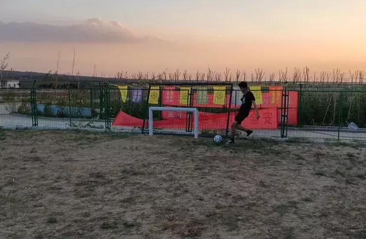 从俄罗斯到大院东，爱足球，不分时空！一群小哥哥们自己动手开辟足球场