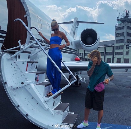 haileybieber秀戒指,justinbieber海莉钻戒