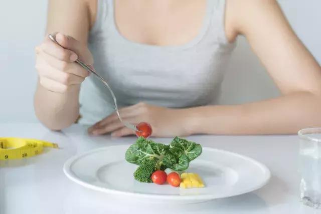 如何控制食欲而变瘦,生理期一周食欲大增怎么解决