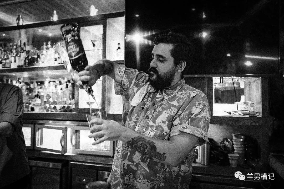 去酒吧除了点酒还需要点什么,去酒吧吧台如何点酒