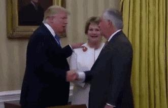 普京迟到、特朗普挤眼睛、记者会上赠球……“普特会”有哪些细节？