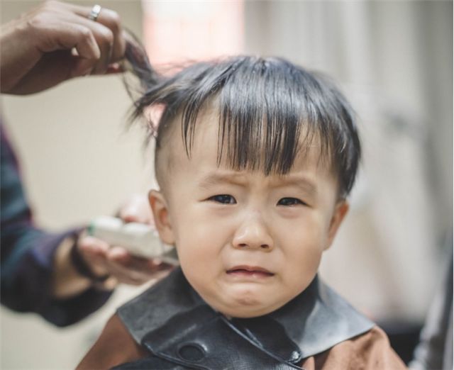为什么孩子特别害怕理发,为什么宝宝这么害怕理发