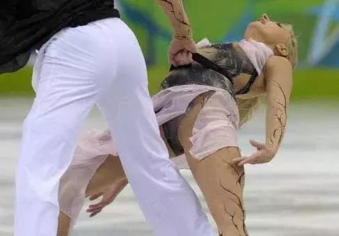 花样滑冰“尴尬”害羞瞬间，摄影师无死角*拍偷**，网友看完不高兴了