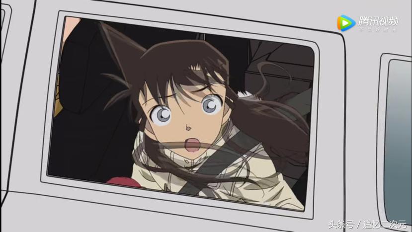 柯南被埋在雪堆里,柯南为救小兰被埋在雪下