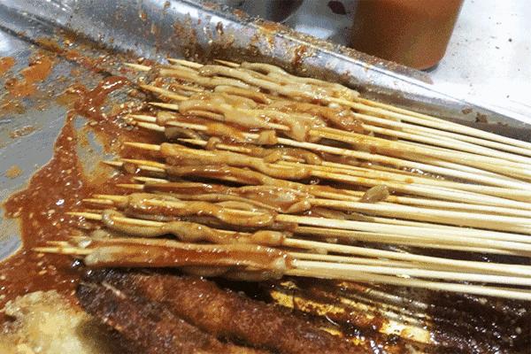 炸串刷“神酱”！路过不一定会进的小店，竟吃出了童年的味道！