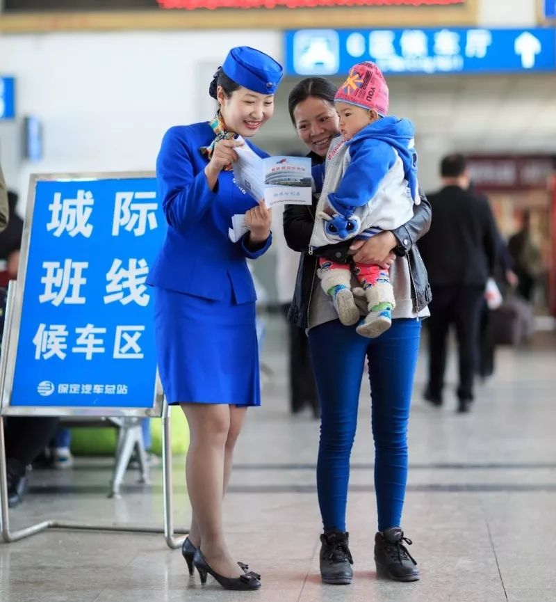 坚守岗位的空姐,平凡英雄南航空姐