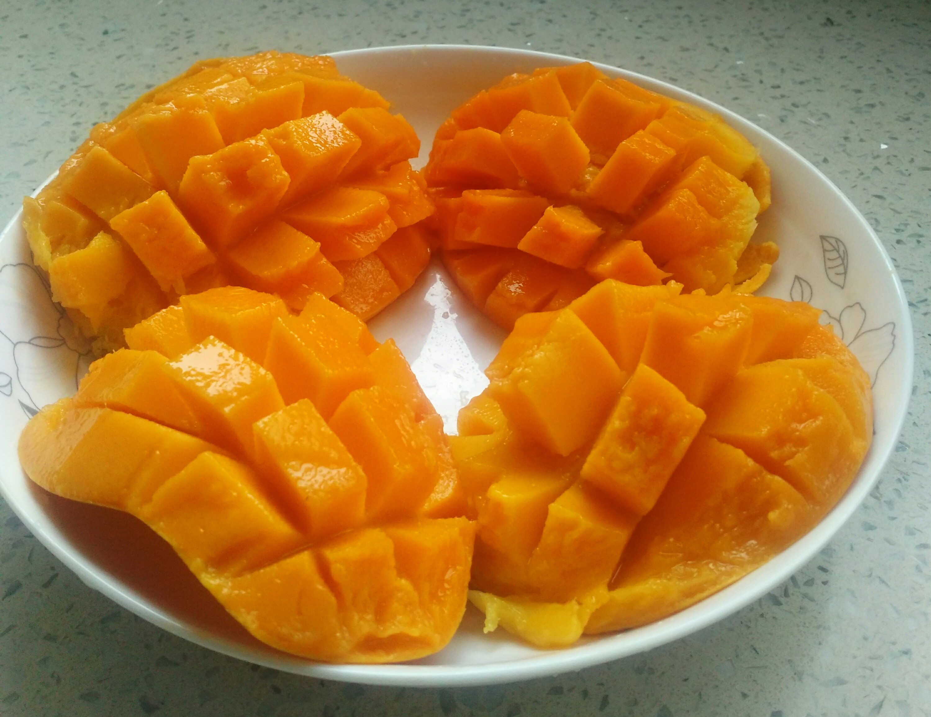 芒果的切法怎么切能让芒果好吃,大芒果简单切好看