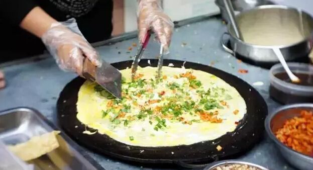 卖煎饼果子月入2万,说说卖煎饼果子的经验