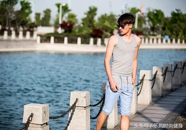 夏天的短裤潮男必备,男生夏日穿搭沙滩风白色短裤