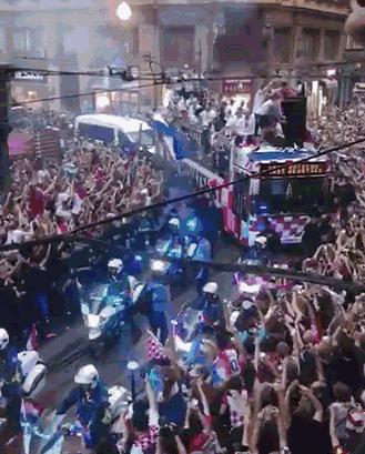 战机护航直播,克罗地亚首都数万球迷狂欢庆祝