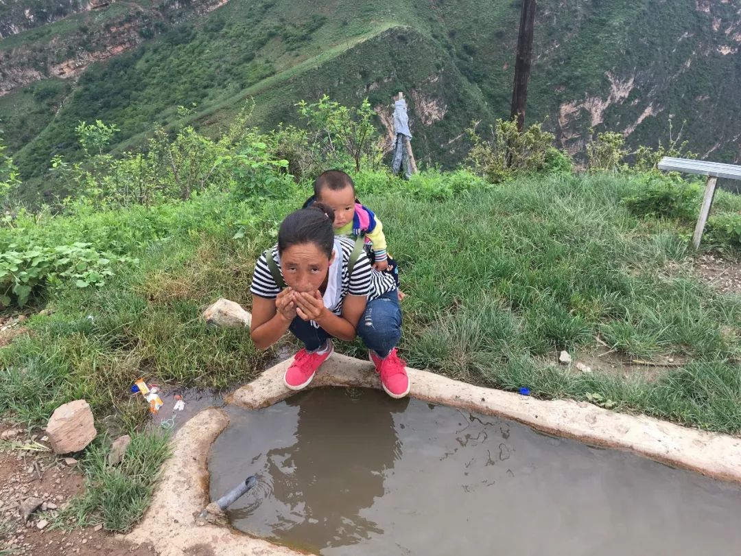 10秒视频50w+*放播**！“悬崖村”留守青年成网红，收入好过打工