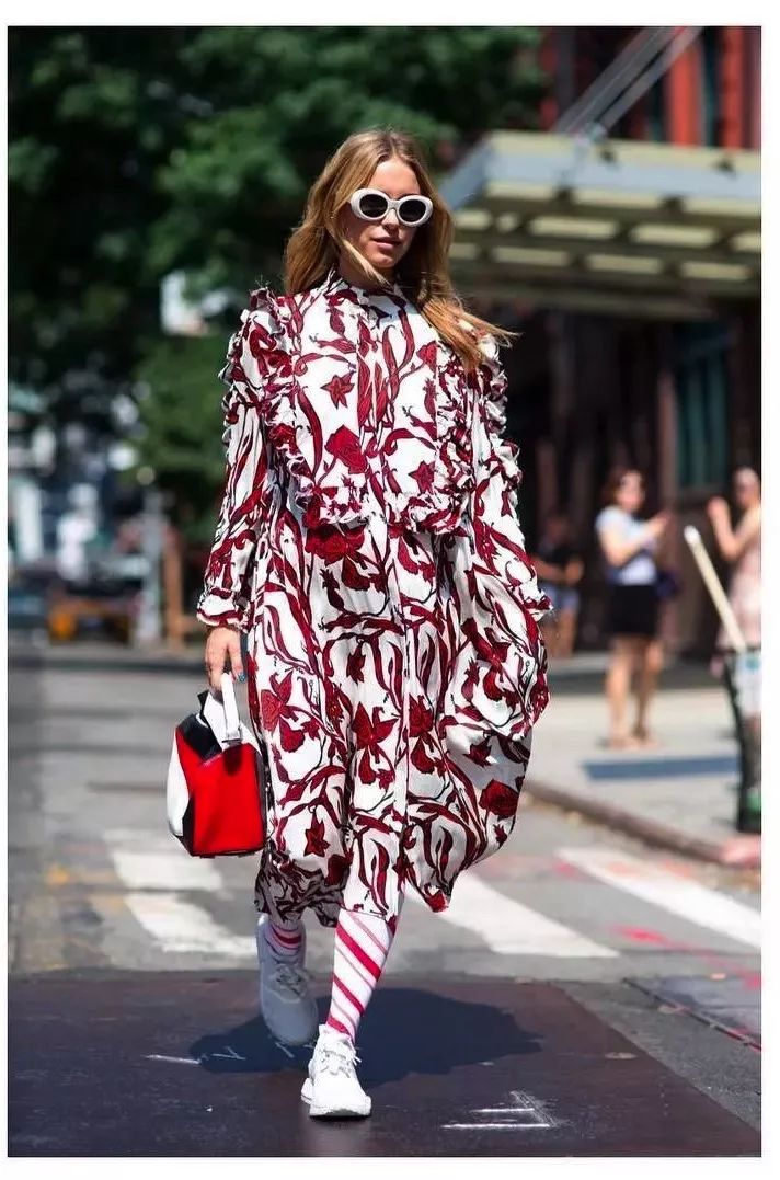 当我们穿着相同鞋子的时候,只有袜子能代表你的个性了