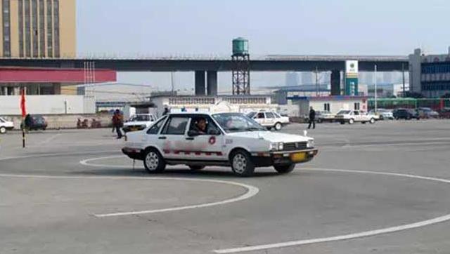 考驾照科目二全过程难不难,考驾照科目二怎么才能不紧张考过