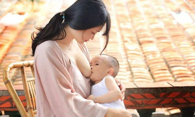 女模边哺乳边走秀，你怎么看待当众哺乳行为？