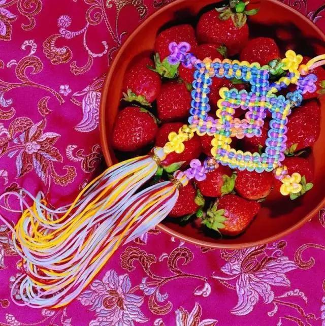 中国结是中国的一种传统而典型,中国结的样式和寓意