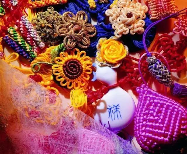 中国结是中国的一种传统而典型,中国结的样式和寓意