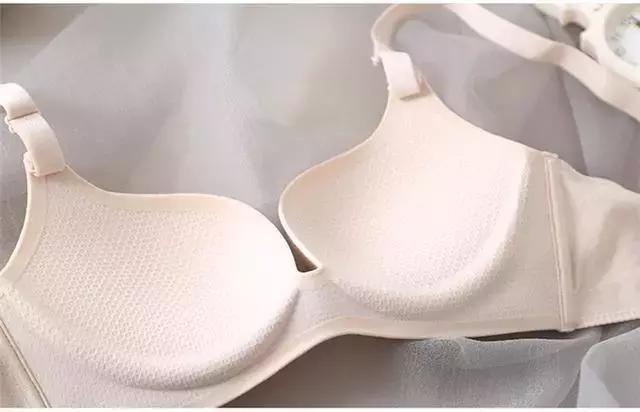 平胸妹子怎么补救,平胸的女人该怎么办