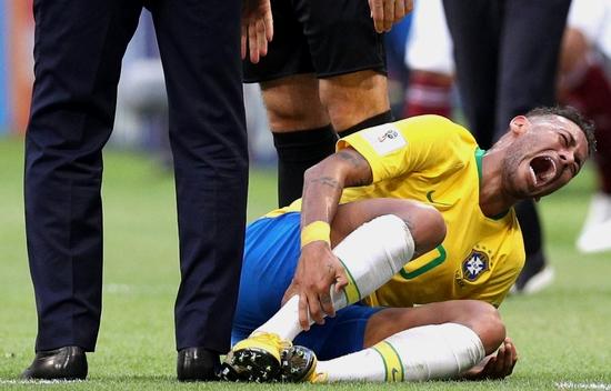 内马尔模仿,内马尔对着镜头笑照片