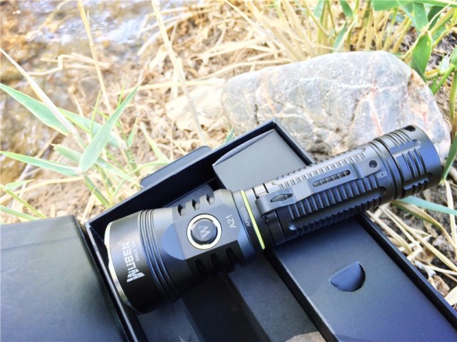 一射就是一大片，务本A214200流明直充强光手电实测