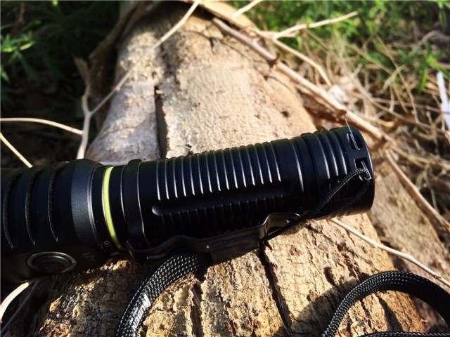 一射就是一大片，务本A214200流明直充强光手电实测