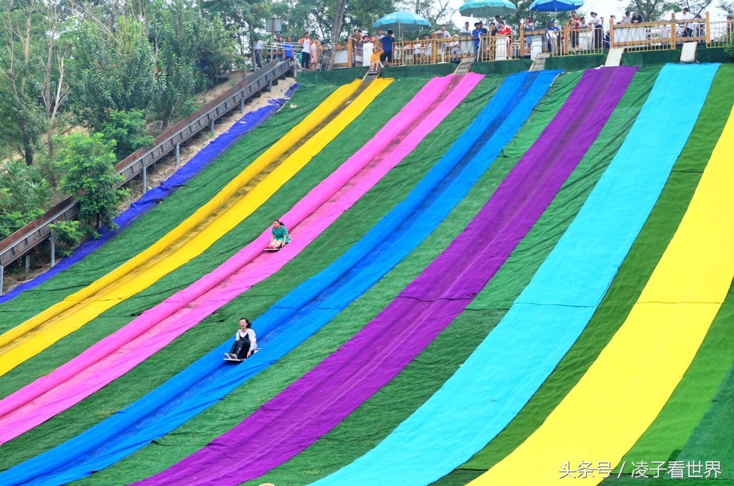 沙滩拾贝壳景区,沙滩花海美景