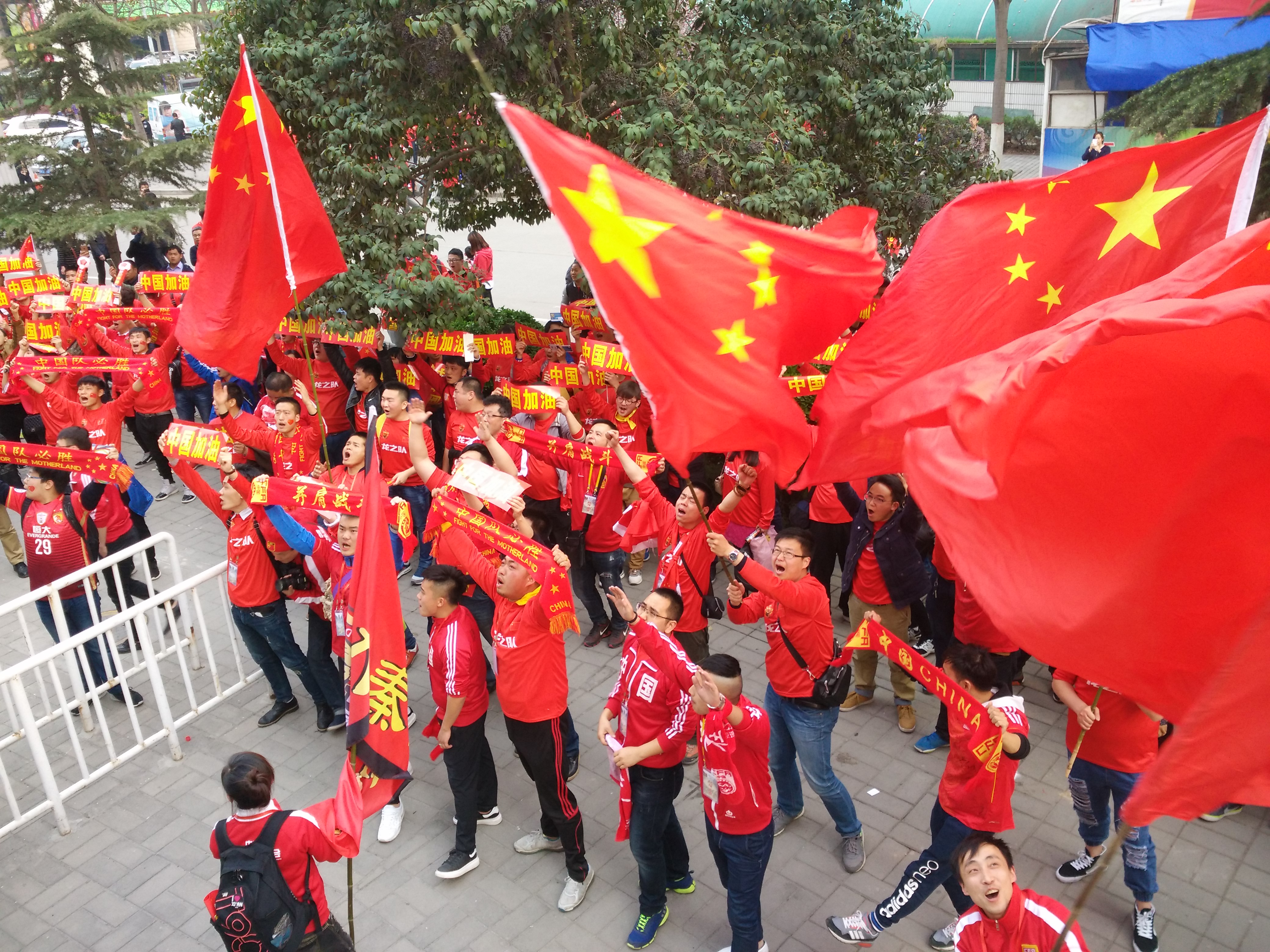 共同见证了中国队的出色时刻,世界杯组委会