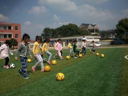 浣撹偛姣旇禌涓殑涓鍙嬭皧,浣撹偛浜ゆ祦澧炶繘涓ゅ哺閫夋墜鎯呰皧