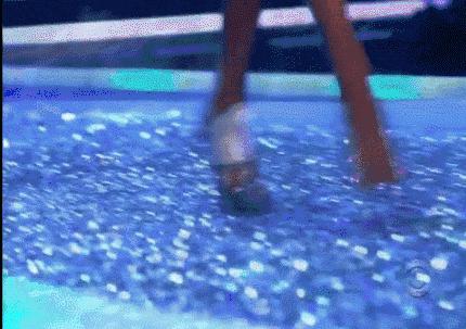 模特t台走秀跌倒视频,模特t台摔倒看着都疼