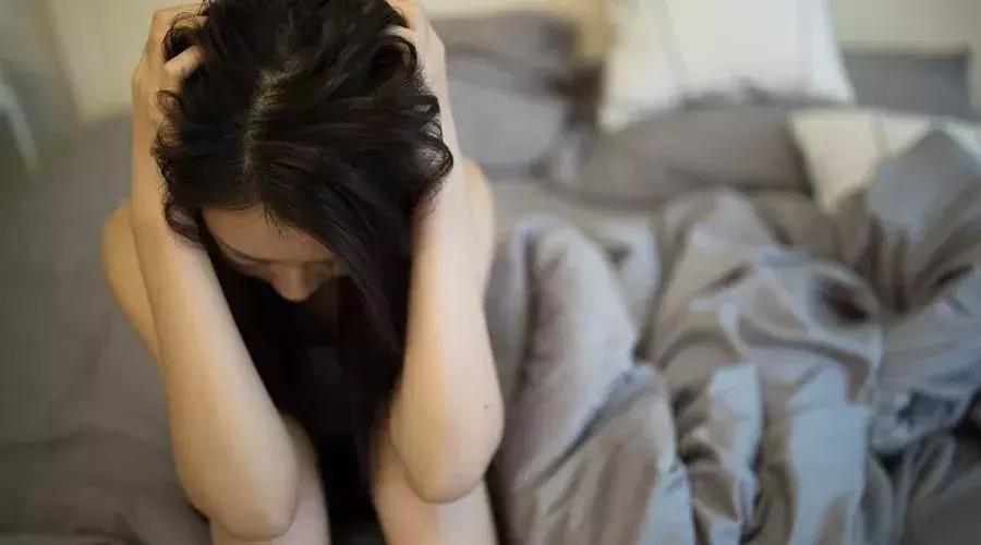 23岁姑娘撩起上衣,妈妈一看急疯了!暑假孩子一窝蜂看这病,再晚要吃大苦头!