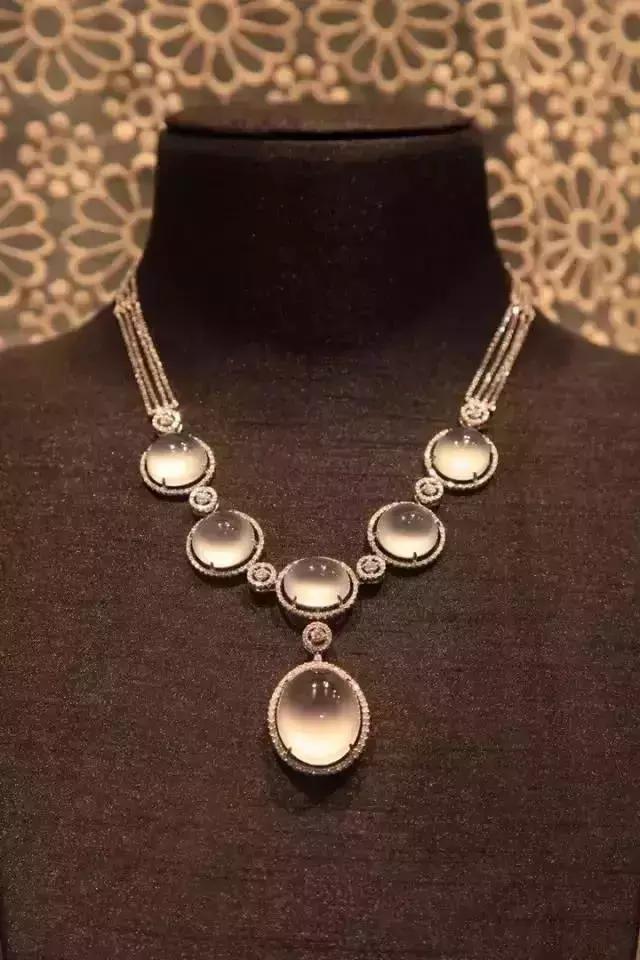 真正翡翠切出来的翡翠原石,翡翠原石开切制作成品全过程