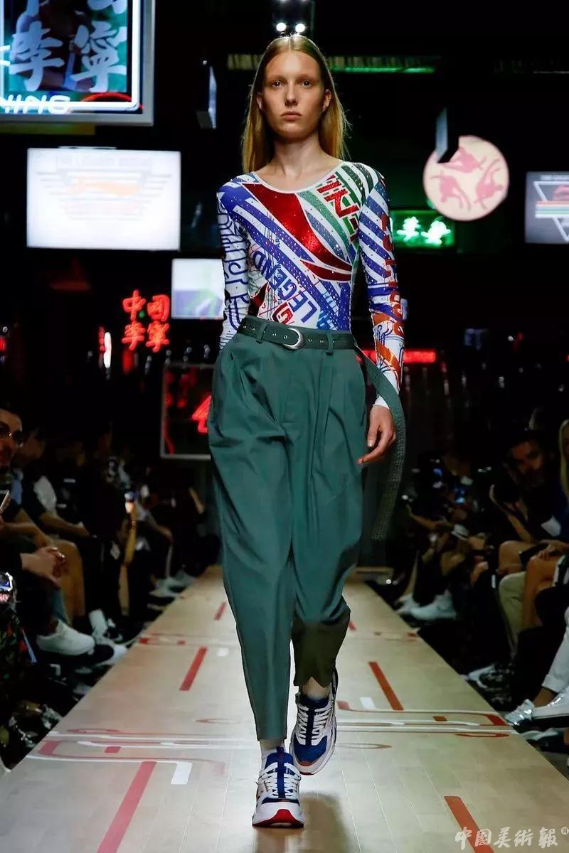 李宁拿大哥大短袖,2018年李宁纽约时装周