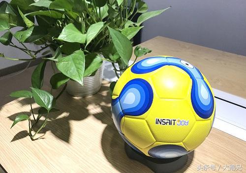 米家茵战智能足球开箱，高颜值+无线充电，科技感十足！