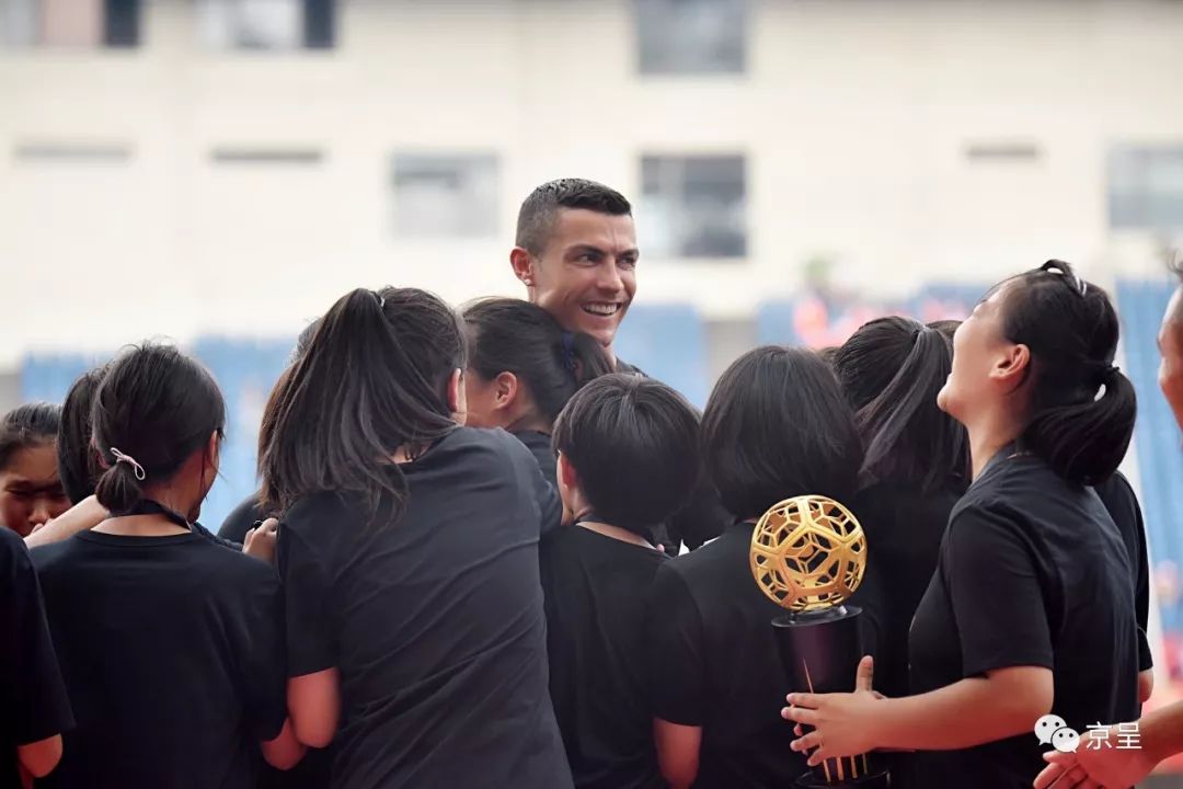 足球赛场和梅西击掌的小伙,小球童和c罗击掌后的反应