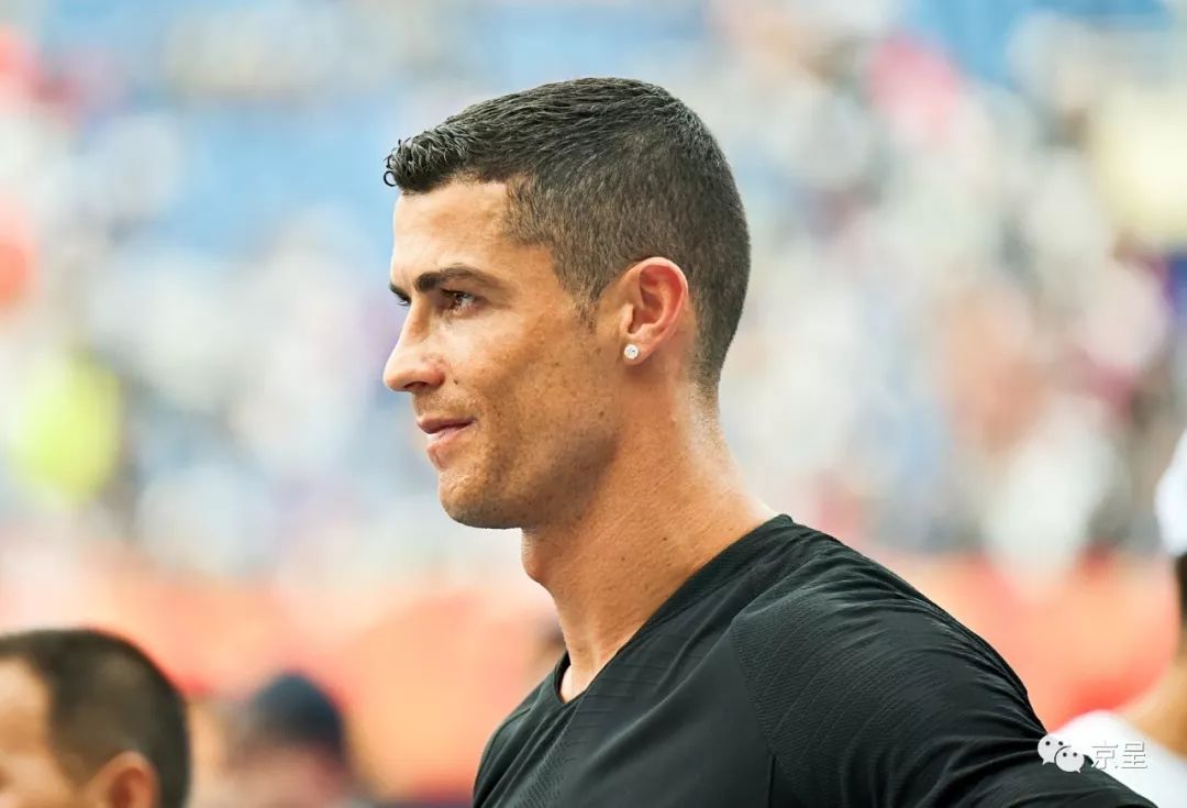 足球赛场和梅西击掌的小伙,小球童和c罗击掌后的反应