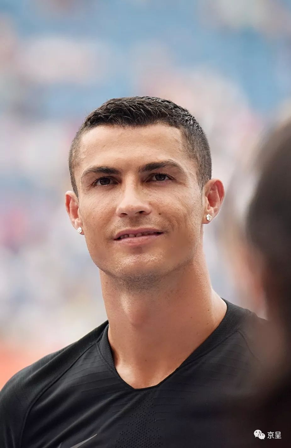 足球赛场和梅西击掌的小伙,小球童和c罗击掌后的反应