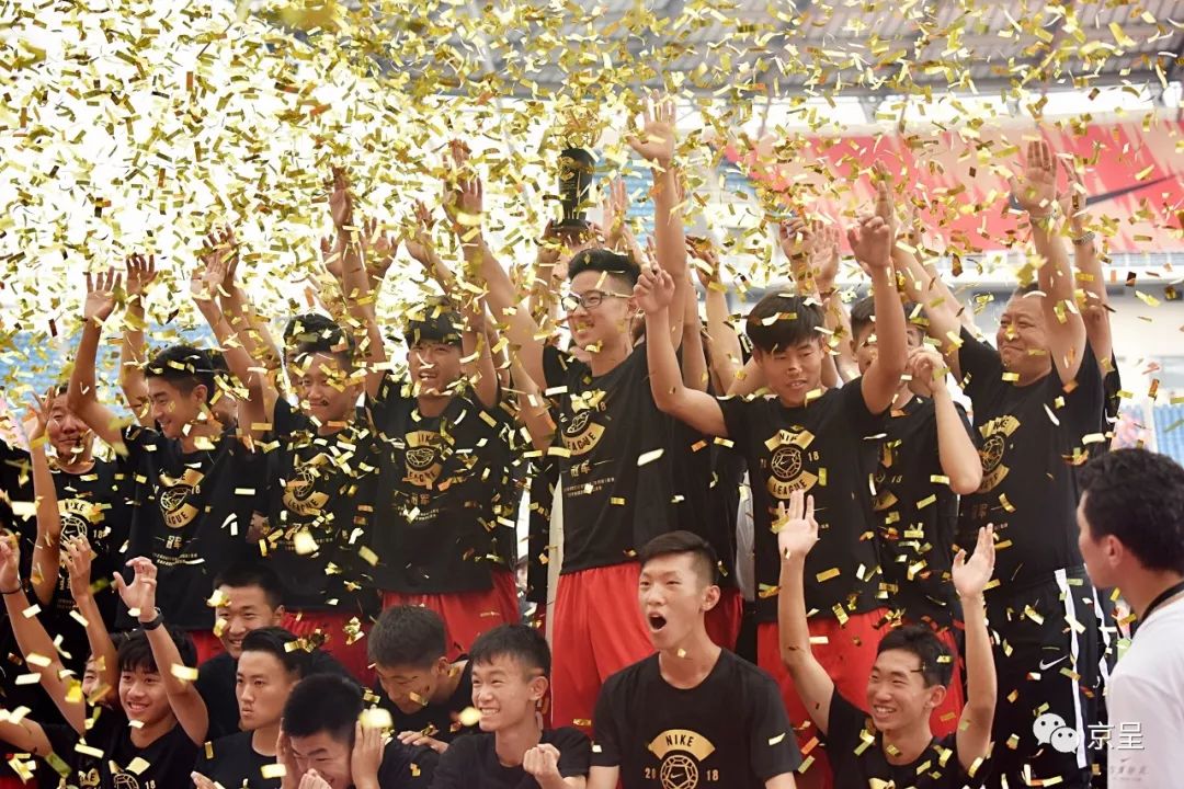 球迷冲入球场拥抱c罗击掌,小球童和c罗击掌后的反应