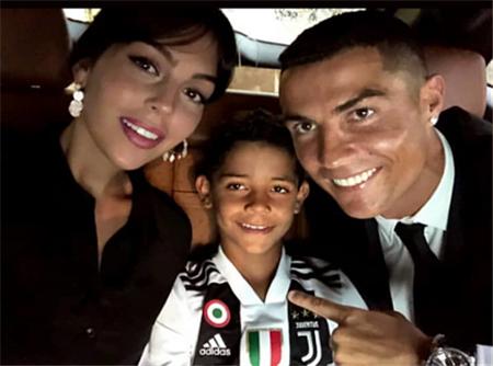 c罗与c罗老婆秀恩爱,c罗携手未婚妻拍全家福