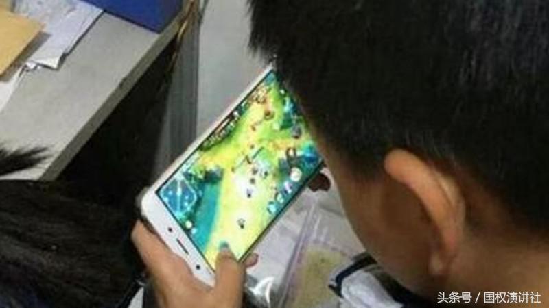 中考260宅在家玩手机家长心急如焚，专家无计可施时出现一丝曙光
