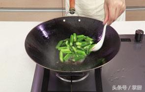 清炒青芦笋做法简单又好吃,清炒芦笋的做法大全家常窍门