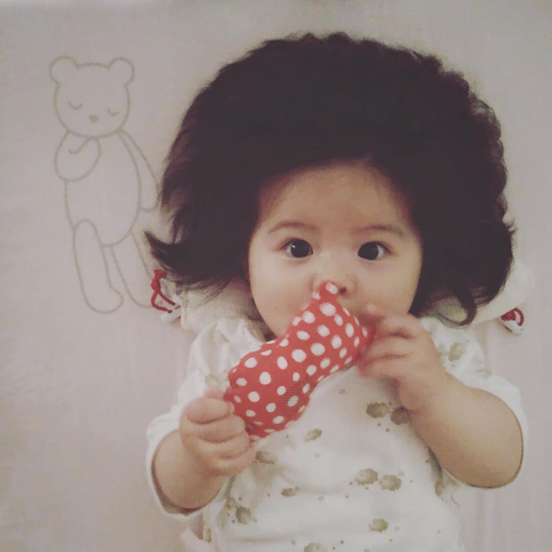 超猛发量的日本爆炸头宝宝，不到一岁头发的面积就比脸还大！