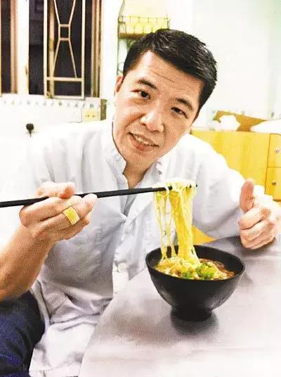 这家店老板脾气暴，服务差，顾客却天天排队，凭啥？