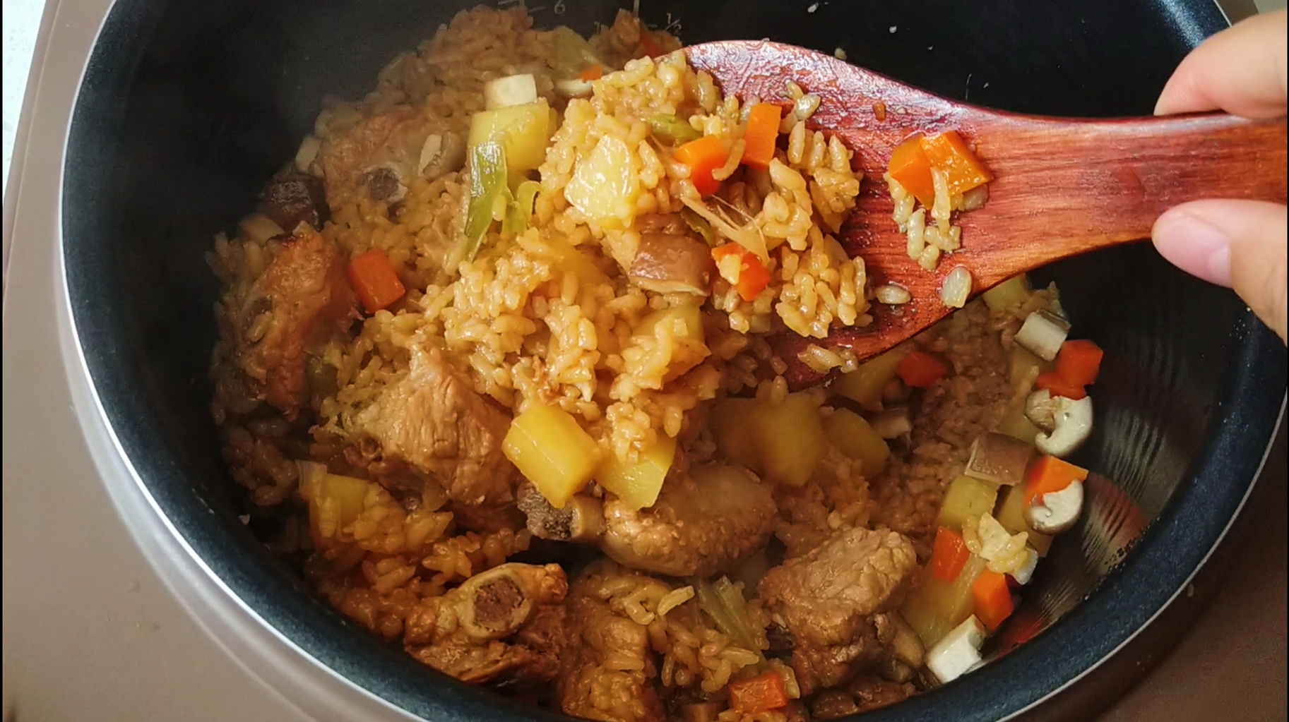 天气热不想做饭来一个懒人焖饭,天气热怎么煮饭好吃