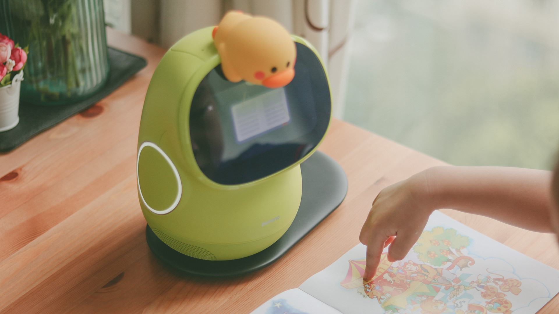 儿童学习陪伴机器人操作,幼儿陪伴儿童教育机器人