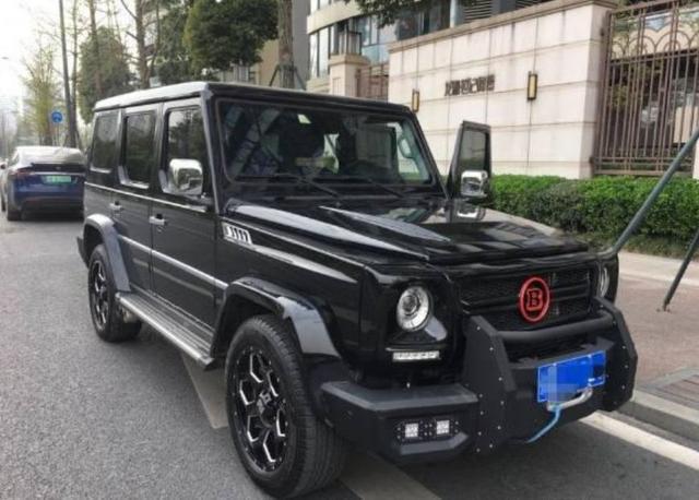 以为重庆偶遇奔驰G,看到车标我笑了,这大写的B是什么鬼,尴尬