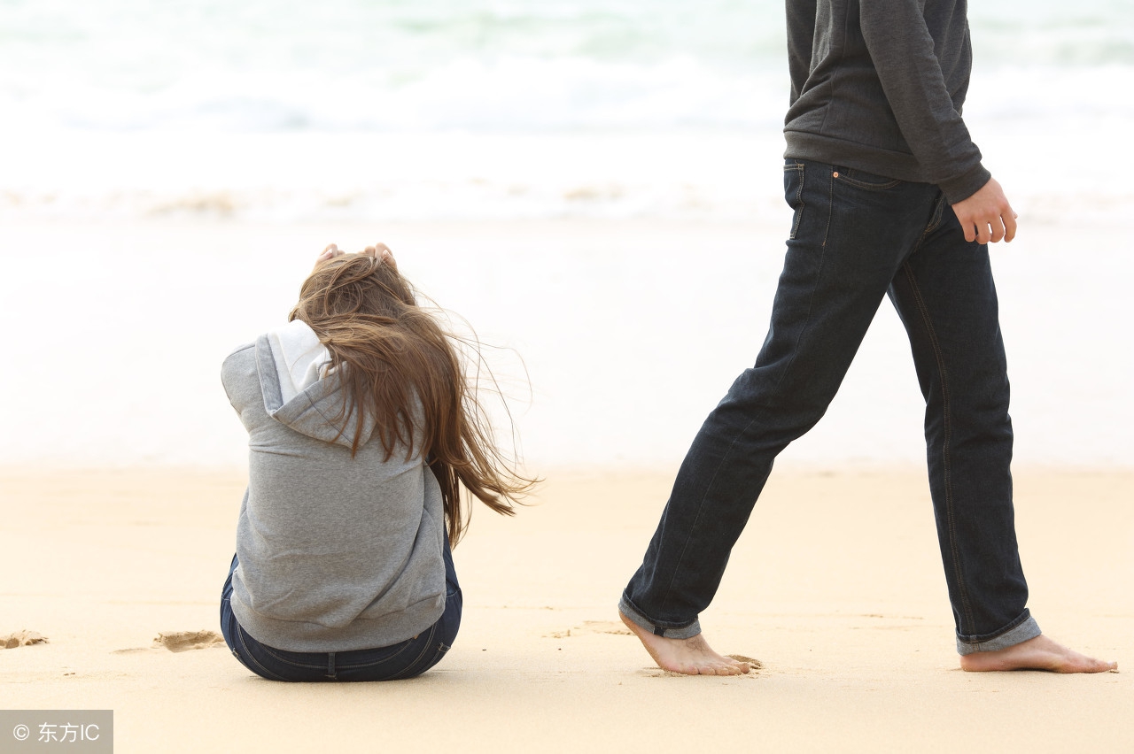 恋爱中女孩子应该向男生要钱吗,谈恋爱的时候女生经常向男生要钱
