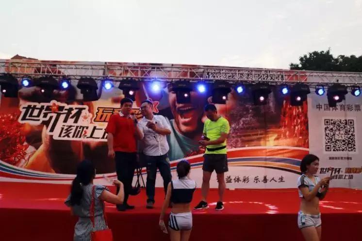 享受“足球狂欢”，与民“共襄盛举”