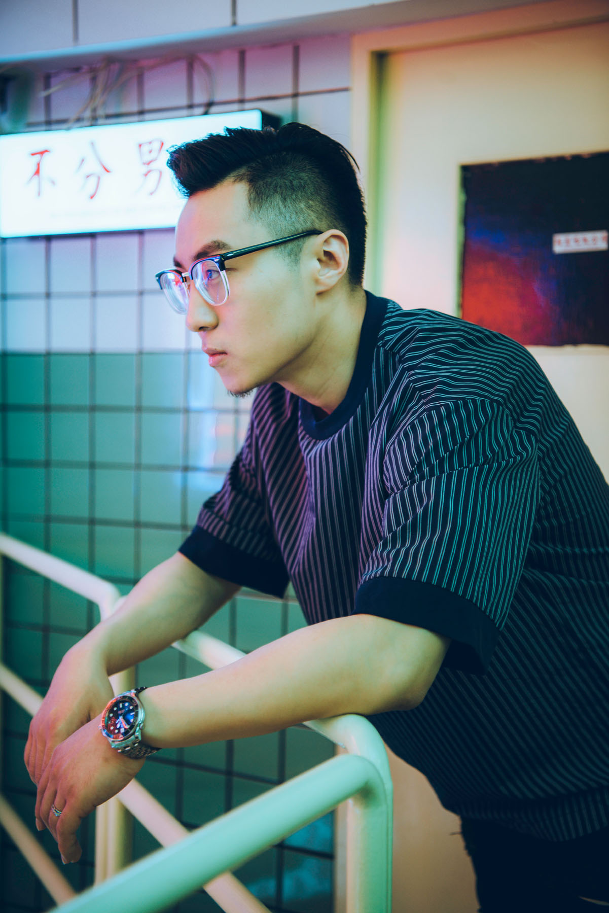 他是新与旧的对立面对话Hollister店铺经理Edward